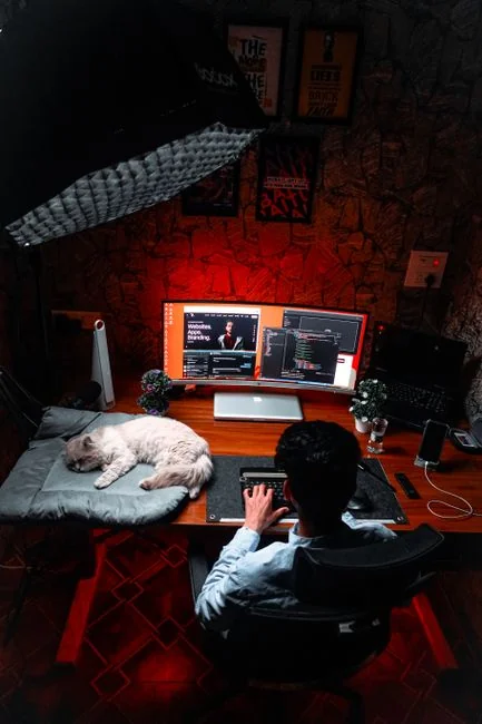 Créez le site de vos rêves pour préparer votre avenir. Un ordinateur portable, MacBook, posé sur une table mobile avec une tasse de café ou de thé à côté.